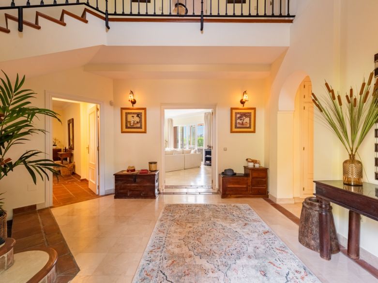 Exclusiva villa adosada en primera línea de playa en La Perla de la Bahía, Casares