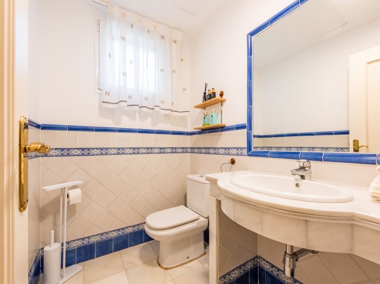 Exclusiva villa adosada en primera línea de playa en La Perla de la Bahía, Casares