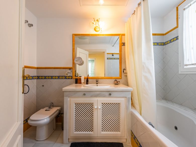 Exclusiva villa adosada en primera línea de playa en La Perla de la Bahía, Casares