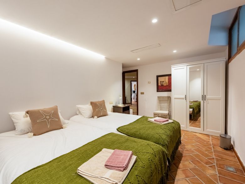 Exclusiva villa adosada en primera línea de playa en La Perla de la Bahía, Casares