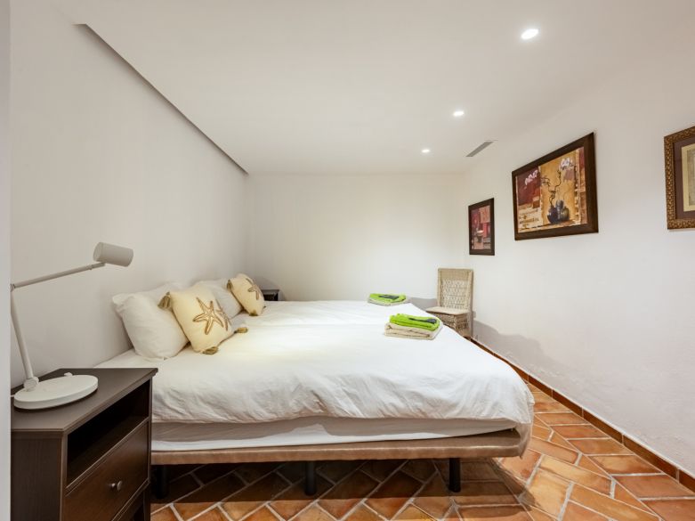 Exclusiva villa adosada en primera línea de playa en La Perla de la Bahía, Casares