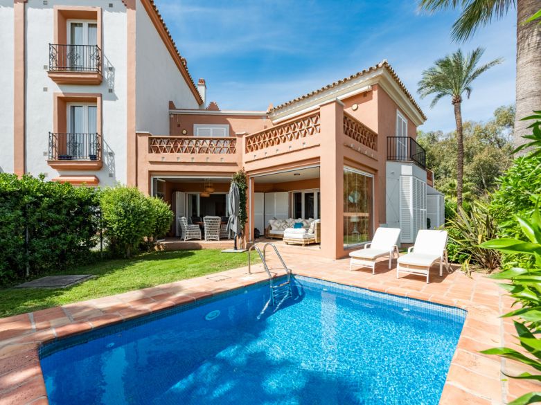 Exclusiva villa adosada en primera línea de playa en La Perla de la Bahía, Casares