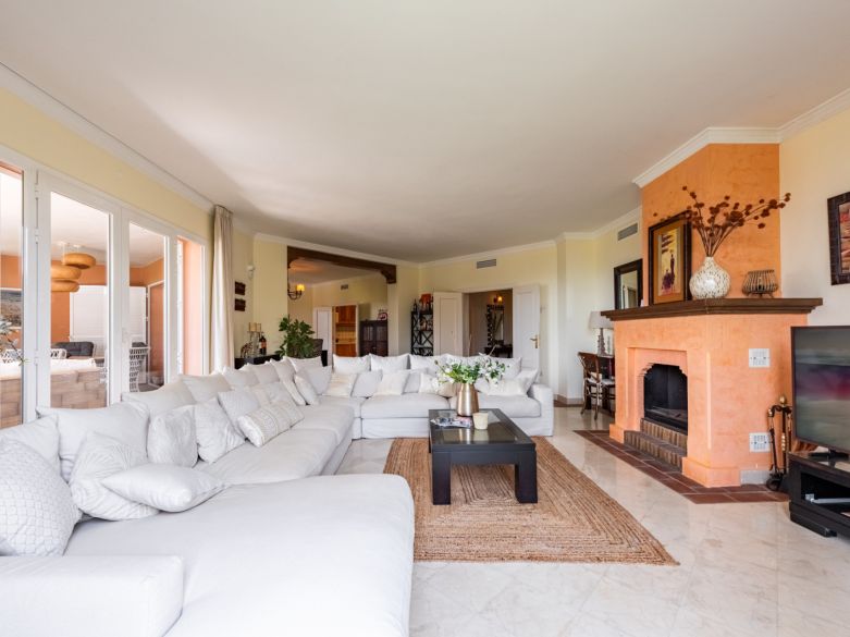 Exclusiva villa adosada en primera línea de playa en La Perla de la Bahía, Casares