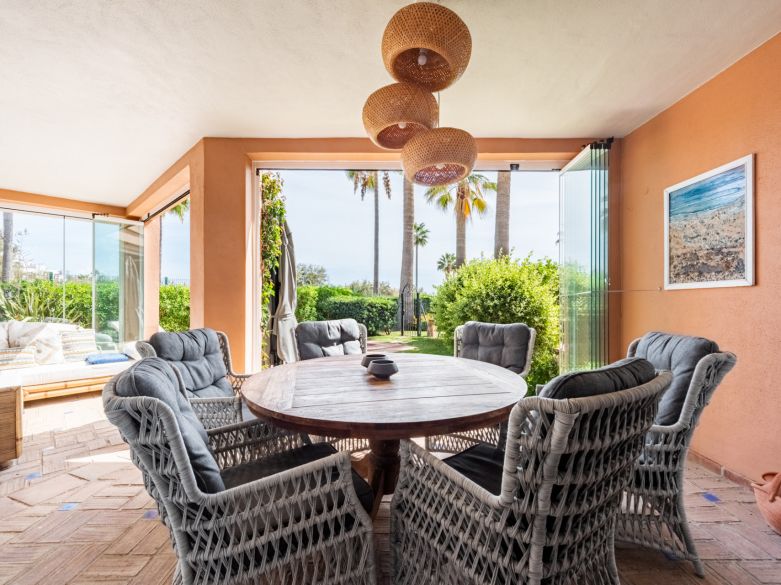 Exclusiva villa adosada en primera línea de playa en La Perla de la Bahía, Casares