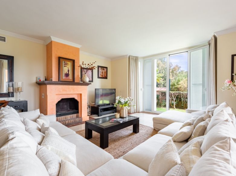 Exclusiva villa adosada en primera línea de playa en La Perla de la Bahía, Casares