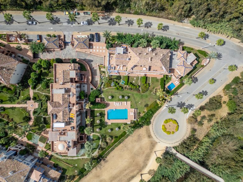 Exclusiva villa adosada en primera línea de playa en La Perla de la Bahía, Casares