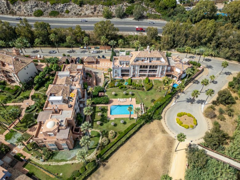 Exclusiva villa adosada en primera línea de playa en La Perla de la Bahía, Casares