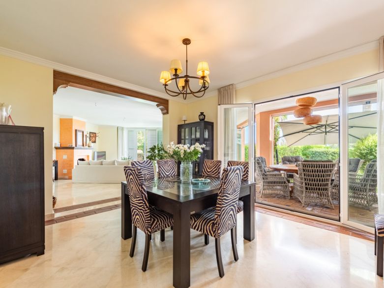 Exclusiva villa adosada en primera línea de playa en La Perla de la Bahía, Casares