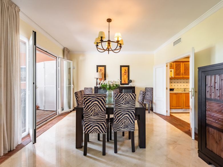 Exclusiva villa adosada en primera línea de playa en La Perla de la Bahía, Casares