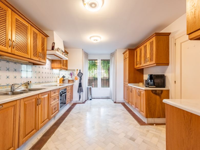 Exclusiva villa adosada en primera línea de playa en La Perla de la Bahía, Casares