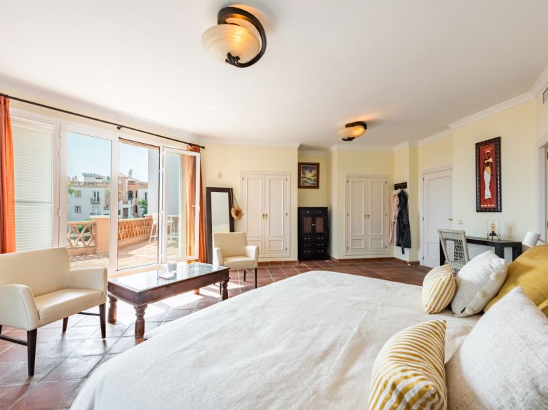 Exclusiva villa adosada en primera línea de playa en La Perla de la Bahía, Casares