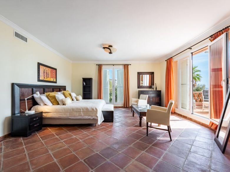 Exclusiva villa adosada en primera línea de playa en La Perla de la Bahía, Casares