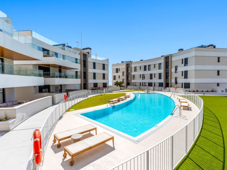 Luxueux sud face, tout neuf trois chambres surélevé appartement rez de chaussée situé dans Vanian Vues, Estepona
