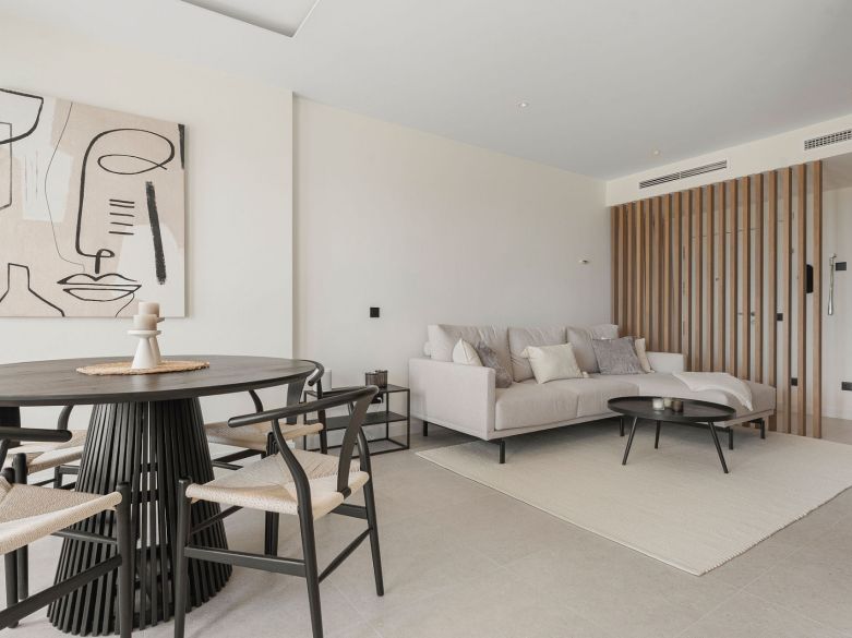 Bienvenido a este impresionante y totalmente renovado ático con vistas panorámicas sobre Higueral Golf, las montañas y el mar!