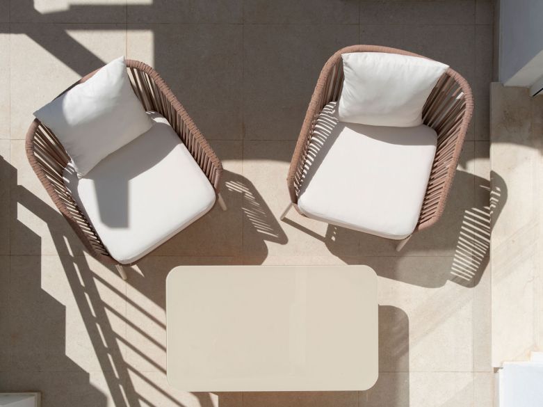 Bienvenido a este impresionante y totalmente renovado ático con vistas panorámicas sobre Higueral Golf, las montañas y el mar!