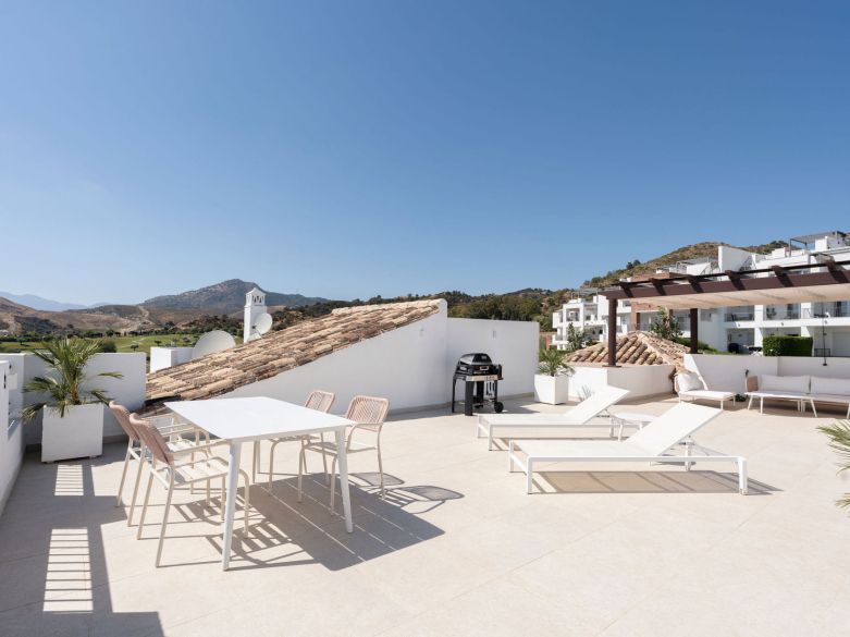 Bienvenido a este impresionante y totalmente renovado ático con vistas panorámicas sobre Higueral Golf, las montañas y el mar!