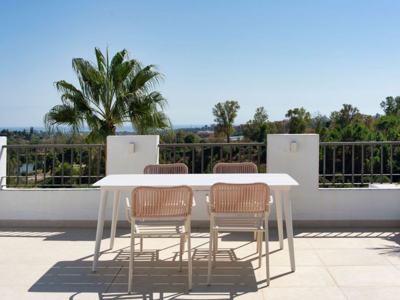 Bienvenido a este impresionante y totalmente renovado ático con vistas panorámicas sobre Higueral Golf, las montañas y el mar!