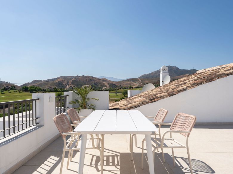 Bienvenido a este impresionante y totalmente renovado ático con vistas panorámicas sobre Higueral Golf, las montañas y el mar!