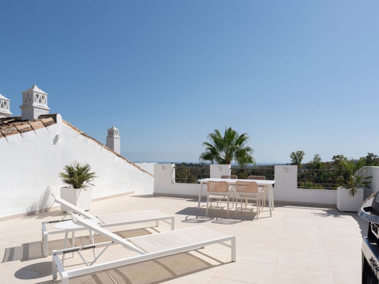 Bienvenido a este impresionante y totalmente renovado ático con vistas panorámicas sobre Higueral Golf, las montañas y el mar!