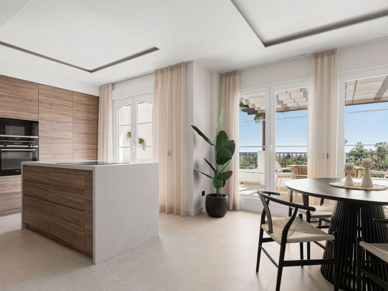 Bienvenido a este impresionante y totalmente renovado ático con vistas panorámicas sobre Higueral Golf, las montañas y el mar!