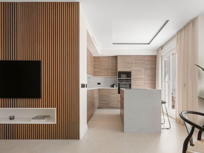 Bienvenido a este impresionante y totalmente renovado ático con vistas panorámicas sobre Higueral Golf, las montañas y el mar!