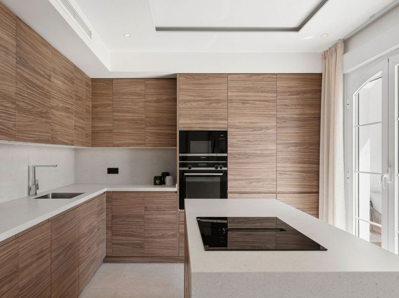 Bienvenido a este impresionante y totalmente renovado ático con vistas panorámicas sobre Higueral Golf, las montañas y el mar!