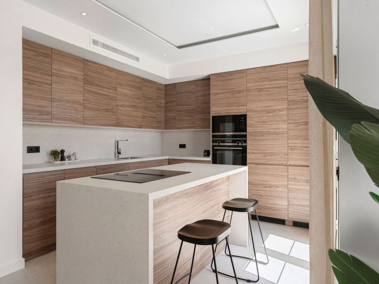 Bienvenido a este impresionante y totalmente renovado ático con vistas panorámicas sobre Higueral Golf, las montañas y el mar!