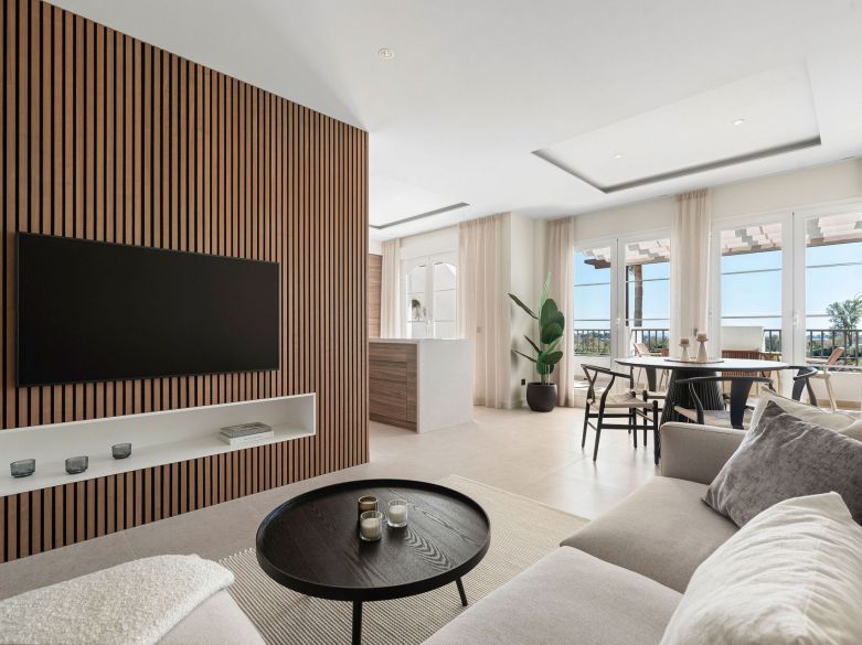 Bienvenido a este impresionante y totalmente renovado ático con vistas panorámicas sobre Higueral Golf, las montañas y el mar!