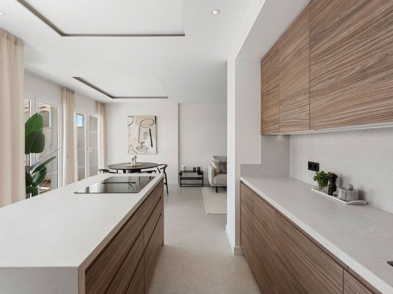 Bienvenido a este impresionante y totalmente renovado ático con vistas panorámicas sobre Higueral Golf, las montañas y el mar!