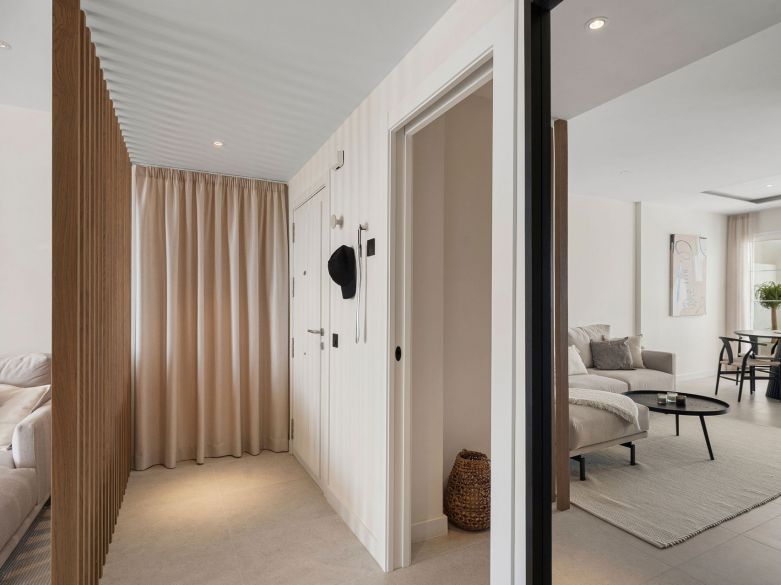 Bienvenido a este impresionante y totalmente renovado ático con vistas panorámicas sobre Higueral Golf, las montañas y el mar!