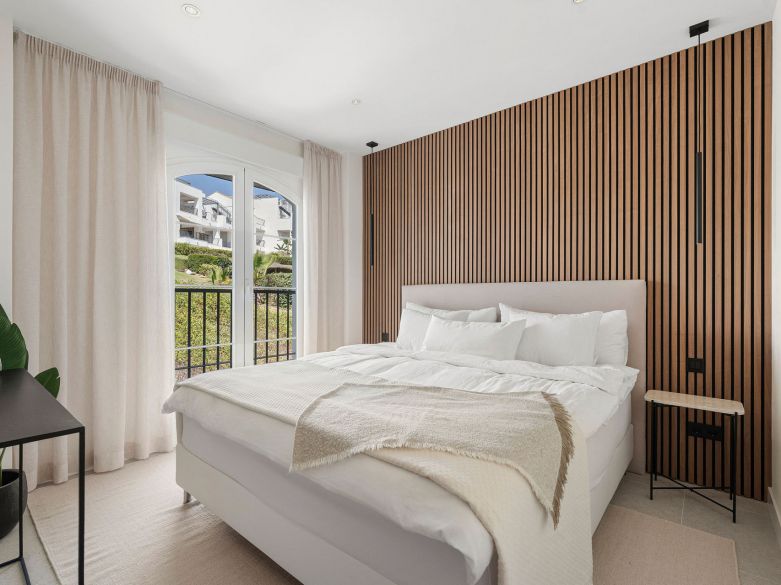 Bienvenido a este impresionante y totalmente renovado ático con vistas panorámicas sobre Higueral Golf, las montañas y el mar!