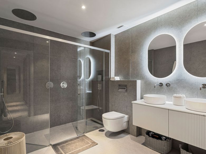 Bienvenido a este impresionante y totalmente renovado ático con vistas panorámicas sobre Higueral Golf, las montañas y el mar!