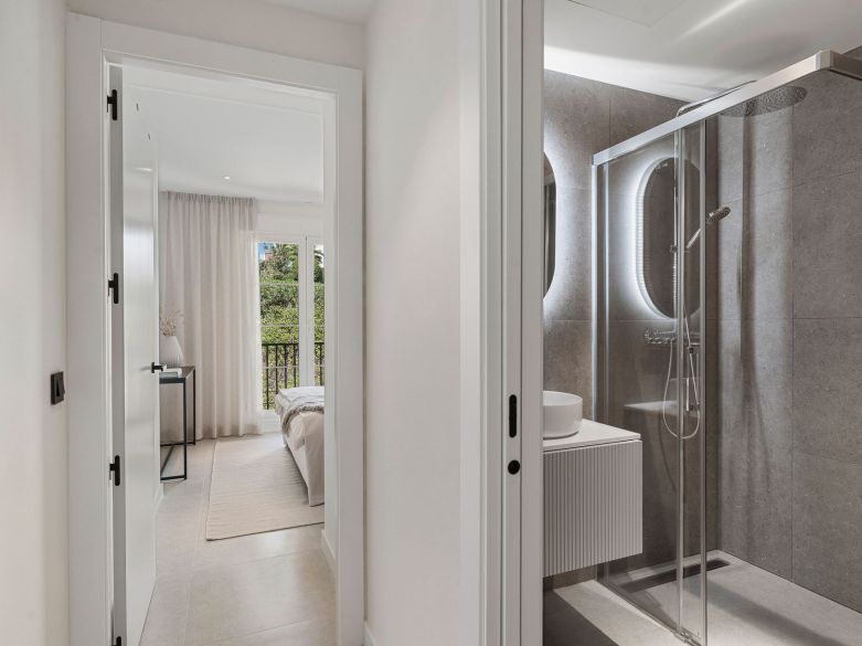 Bienvenido a este impresionante y totalmente renovado ático con vistas panorámicas sobre Higueral Golf, las montañas y el mar!