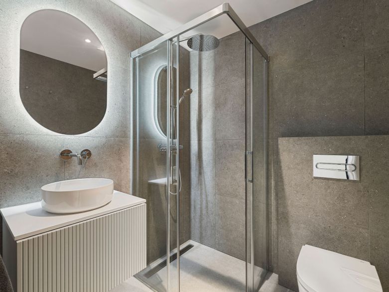 Bienvenido a este impresionante y totalmente renovado ático con vistas panorámicas sobre Higueral Golf, las montañas y el mar!