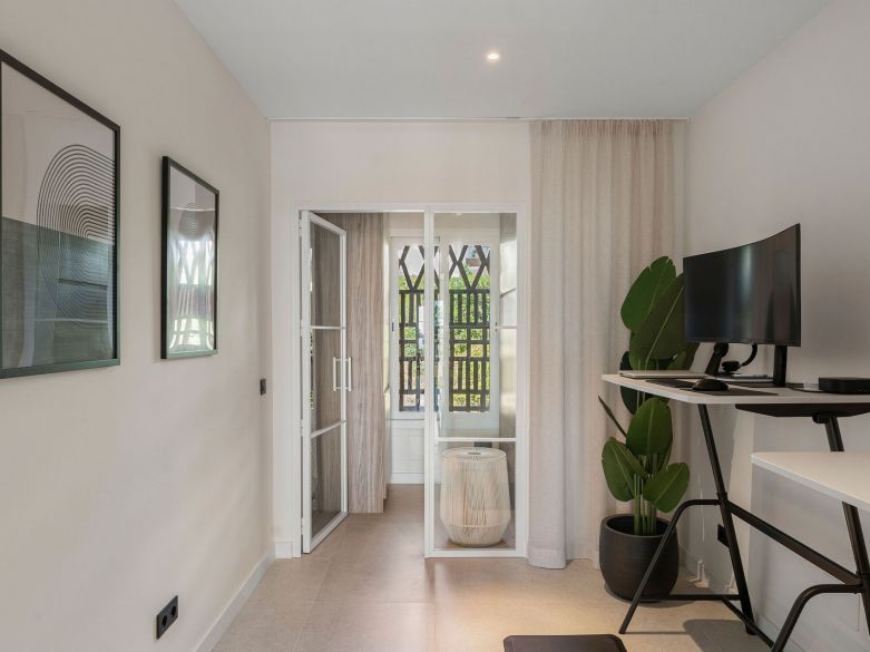 Bienvenido a este impresionante y totalmente renovado ático con vistas panorámicas sobre Higueral Golf, las montañas y el mar!