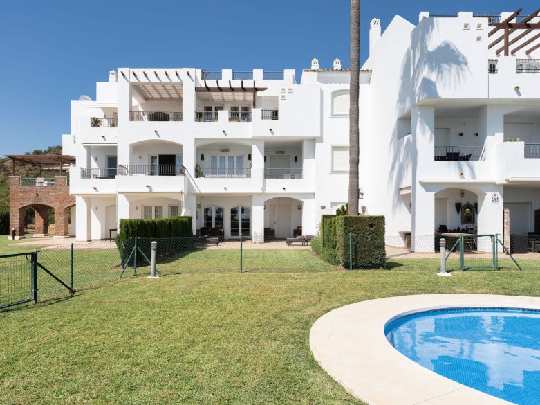 Bienvenido a este impresionante y totalmente renovado ático con vistas panorámicas sobre Higueral Golf, las montañas y el mar!