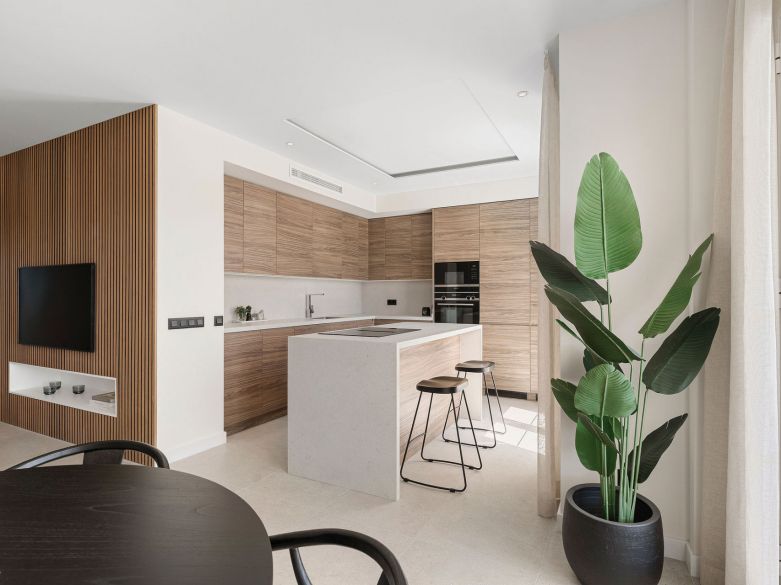 Bienvenido a este impresionante y totalmente renovado ático con vistas panorámicas sobre Higueral Golf, las montañas y el mar!