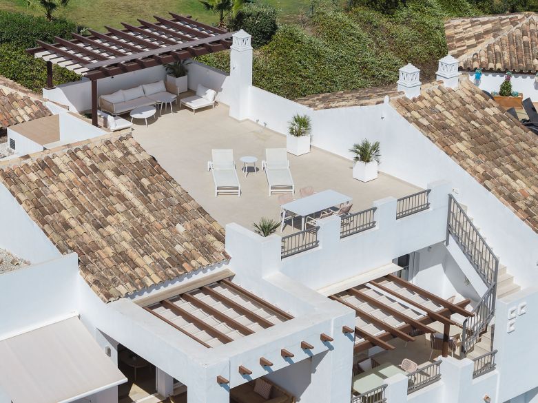 Bienvenido a este impresionante y totalmente renovado ático con vistas panorámicas sobre Higueral Golf, las montañas y el mar!