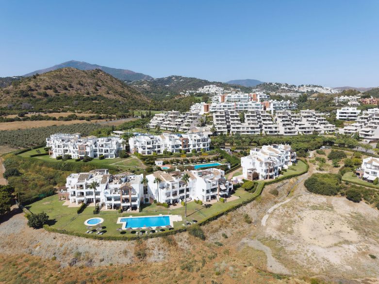 Bienvenido a este impresionante y totalmente renovado ático con vistas panorámicas sobre Higueral Golf, las montañas y el mar!