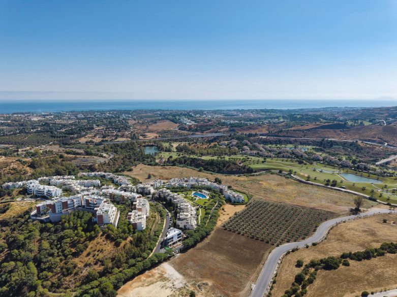 Bienvenido a este impresionante y totalmente renovado ático con vistas panorámicas sobre Higueral Golf, las montañas y el mar!