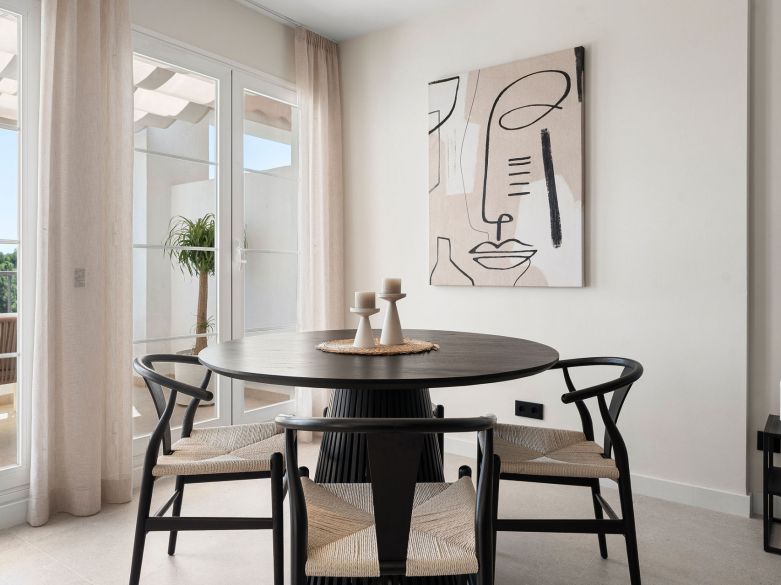 Bienvenido a este impresionante y totalmente renovado ático con vistas panorámicas sobre Higueral Golf, las montañas y el mar!