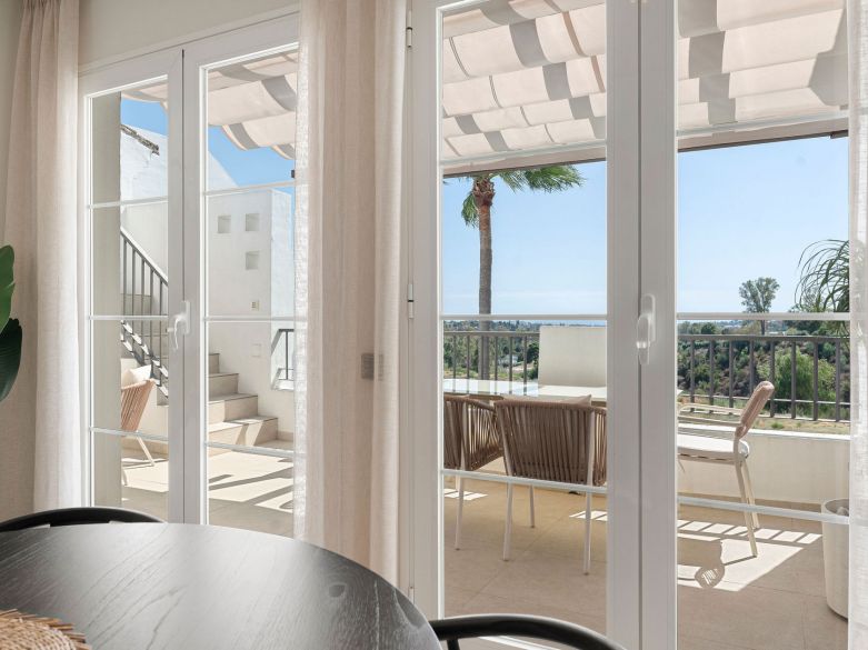 Bienvenido a este impresionante y totalmente renovado ático con vistas panorámicas sobre Higueral Golf, las montañas y el mar!