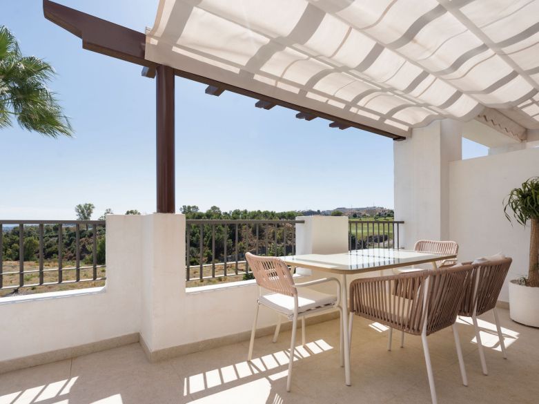 Bienvenido a este impresionante y totalmente renovado ático con vistas panorámicas sobre Higueral Golf, las montañas y el mar!