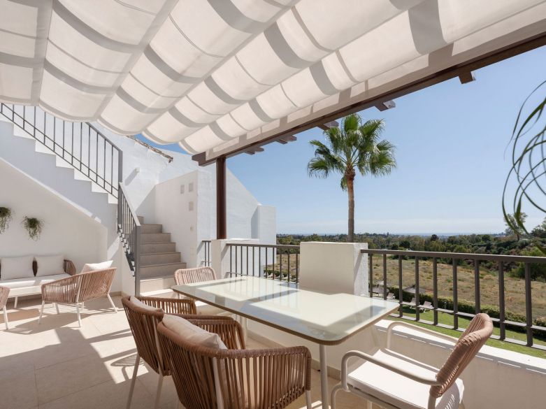 Bienvenido a este impresionante y totalmente renovado ático con vistas panorámicas sobre Higueral Golf, las montañas y el mar!