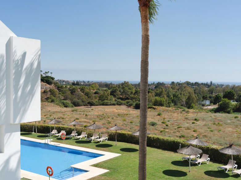 Bienvenido a este impresionante y totalmente renovado ático con vistas panorámicas sobre Higueral Golf, las montañas y el mar!