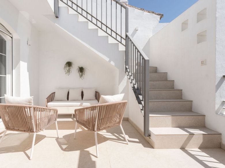 Bienvenido a este impresionante y totalmente renovado ático con vistas panorámicas sobre Higueral Golf, las montañas y el mar!