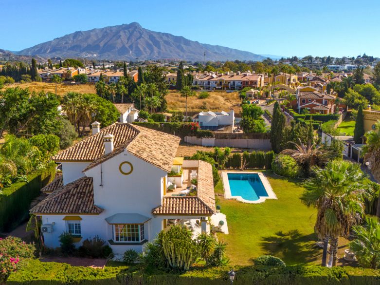 Belle villa de six chambres nichée au coeur de Guadalmina Alta, Marbella