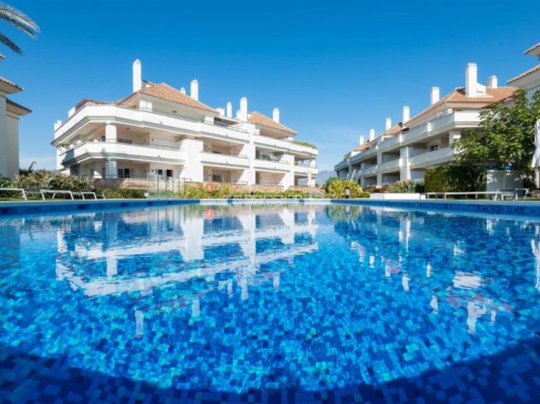 ¡Apartamento en primera línea de playa en la Nueva Milla de Oro de Estepona!