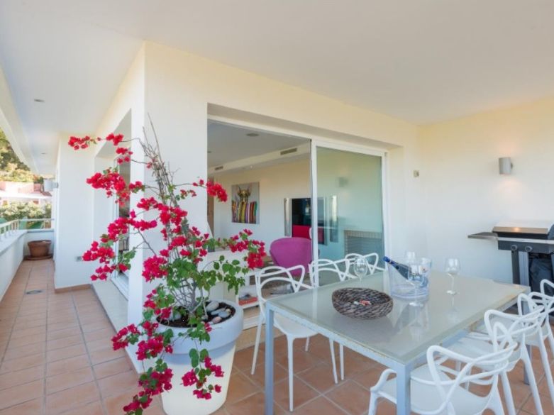 ¡Apartamento en primera línea de playa en la Nueva Milla de Oro de Estepona!