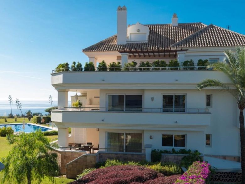 ¡Apartamento en primera línea de playa en la Nueva Milla de Oro de Estepona!